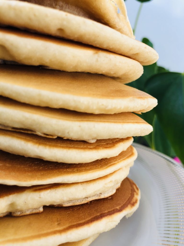 Tour de pancakes vegan moelleux et healthy